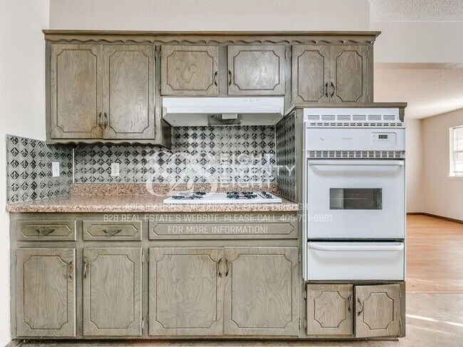 Building Photo - Midwest City 3 Bed/2 Bath House with Attached Two-Car Garage!