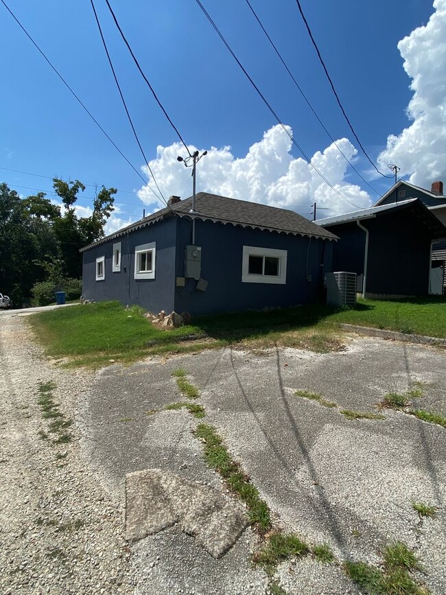 Building Photo - Single Family Home in Downtown Branson