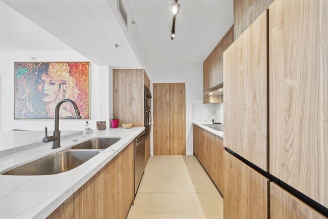 Building Photo - 3020 NE 32nd Ave