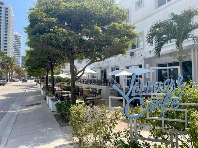 Building Photo - 3000 Riomar St