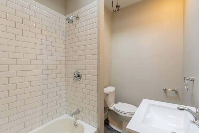 Building Photo - Newly remodeled 3 bedroom Grays Ferry Area