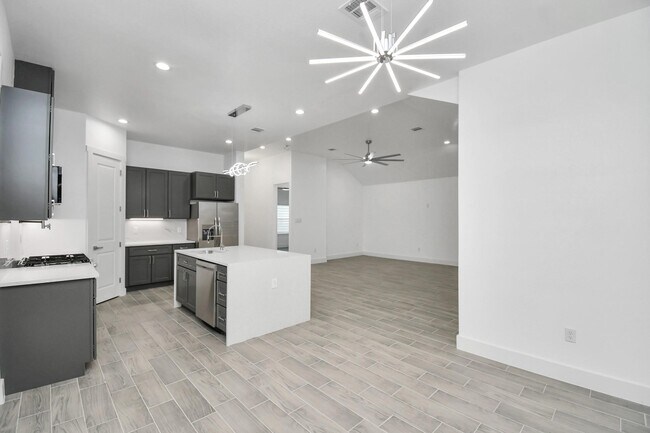 Building Photo - 517 Lovers Ln