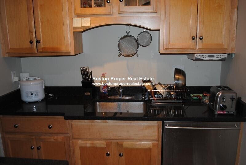 Building Photo - 69 Strathmore Rd