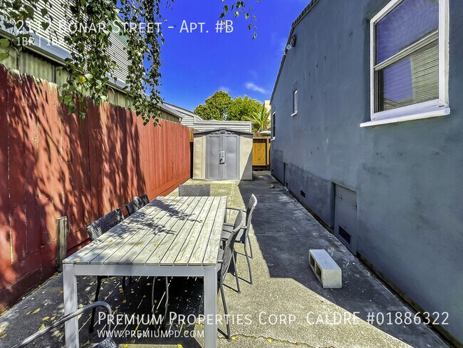 Building Photo - 2112 Bonar St