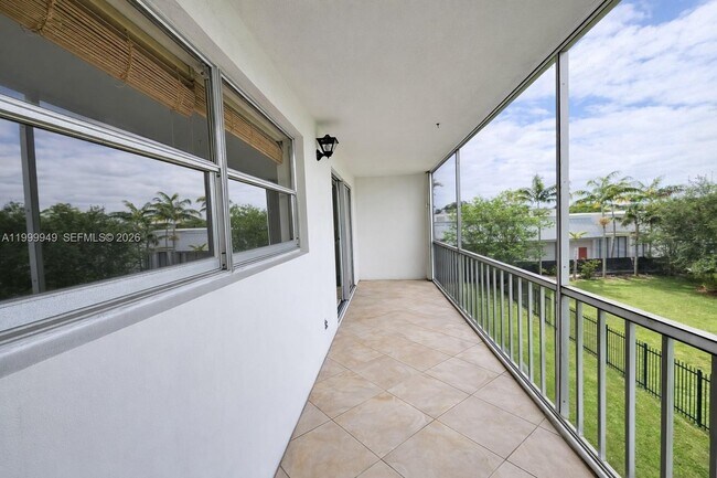 Building Photo - 950 Hillcrest Dr