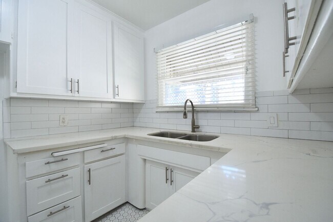 Building Photo - 11645 Moorpark St