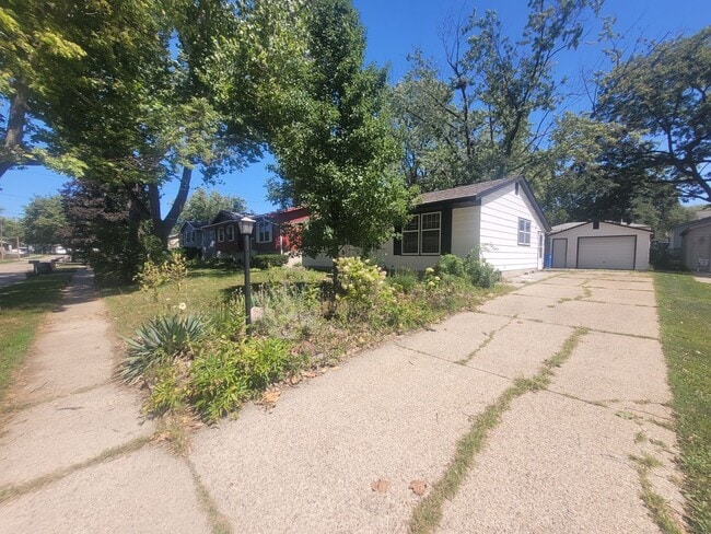Building Photo - 3 Bedroom, 1.5 Bathroom home with detached...