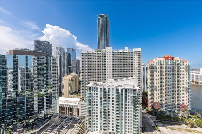 Building Photo - 1300 Brickell Bay Dr