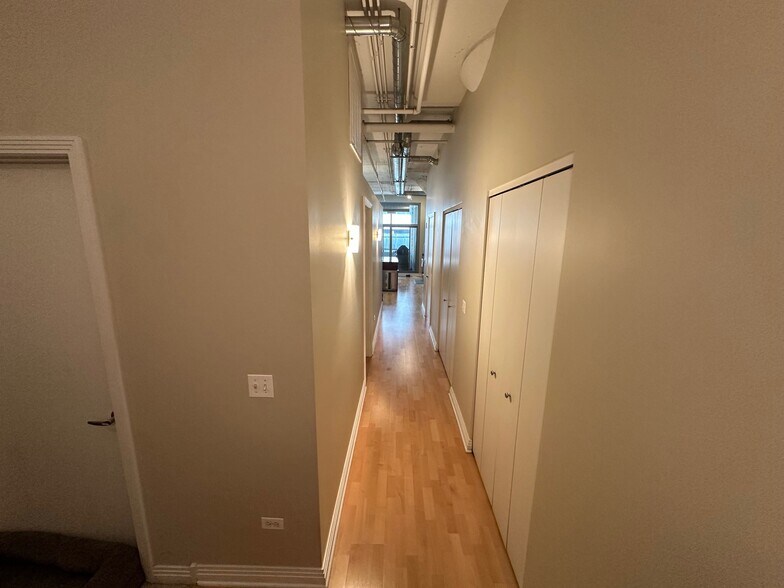 Building Photo - 565 W Quincy St