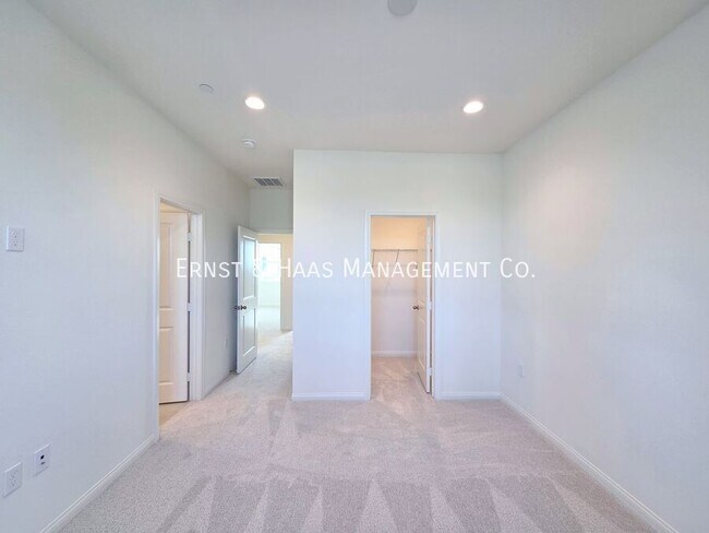 Building Photo - 2420 E Lincoln Ave