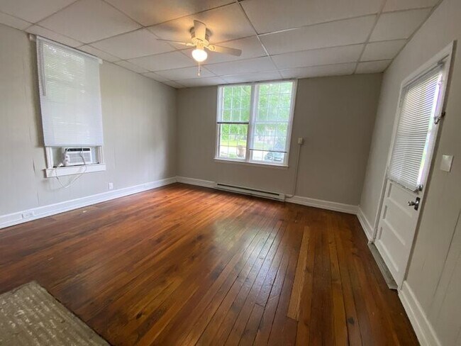 Building Photo - 3 Bedroom Apartment in South Nashville!