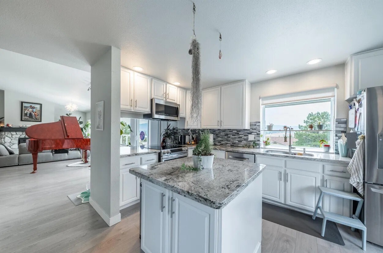 Building Photo - 932 University Ridge Ct