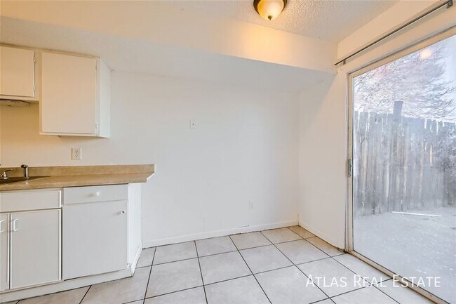 Building Photo - 904 Excalibur St