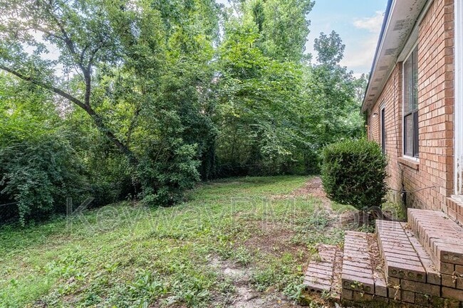 Building Photo - 219 Brooks Dr