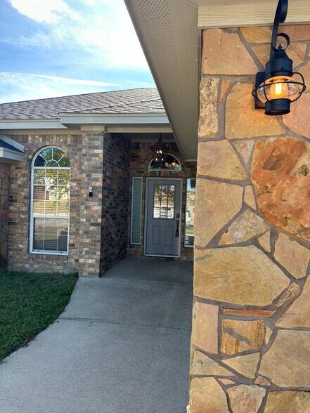 Building Photo - 2501 Lindsey Dr