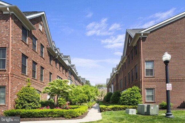 Building Photo - 2509 S Kenmore Ct