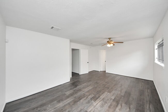 Building Photo - 1207 Park Knoll Ln