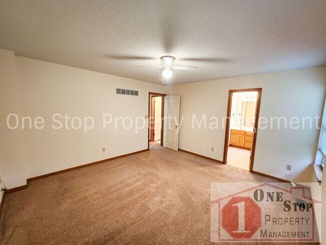 Building Photo - 3 Bedroom, 2 Full Bathrooms and oversized ...
