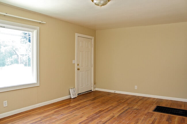 Building Photo - Super Cute 2 Bedroom Woodstock Bungalow wi...