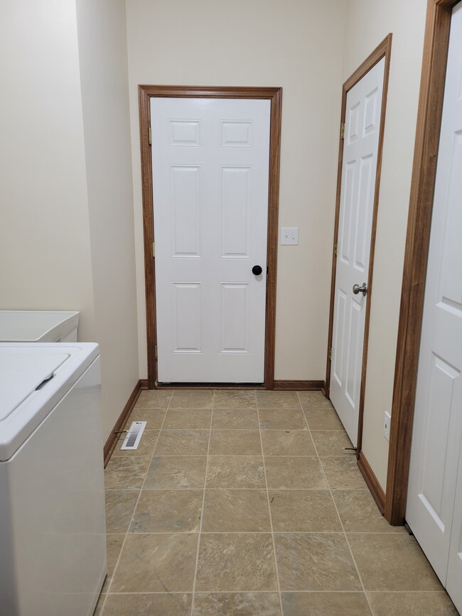 Building Photo - 6585 Grosse Dr