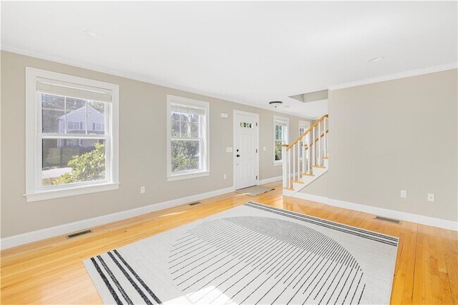 Building Photo - 18 Vanderbilt Ln
