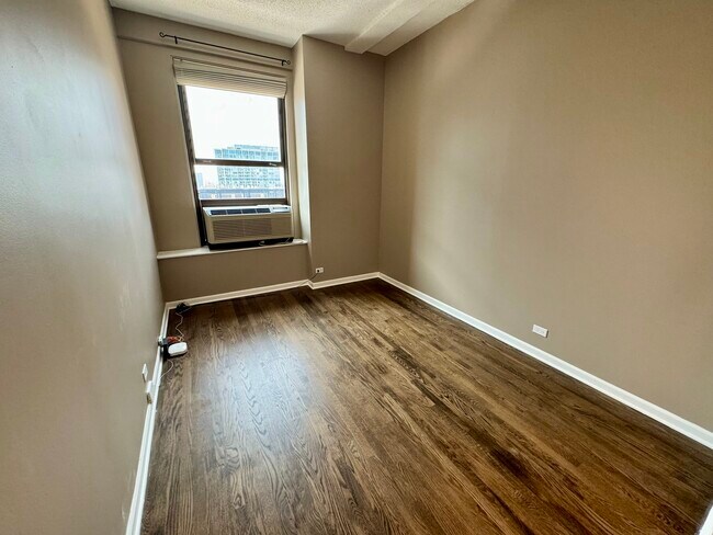 Building Photo - 600 S Dearborn St