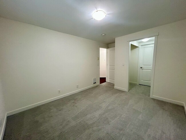 Building Photo - Bellevue Condo