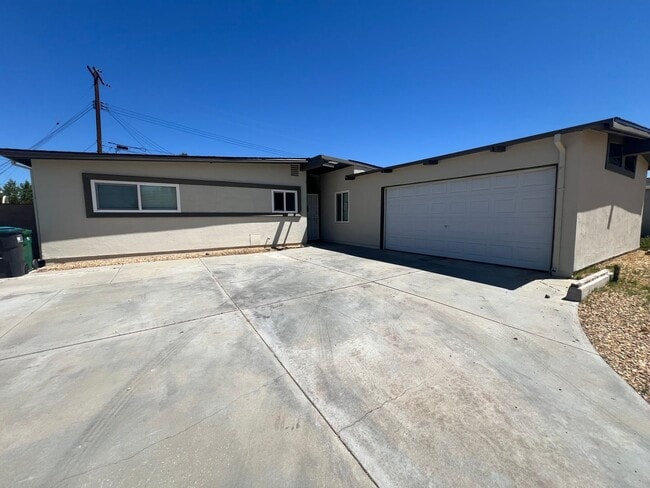 Building Photo - West Lancaster Home