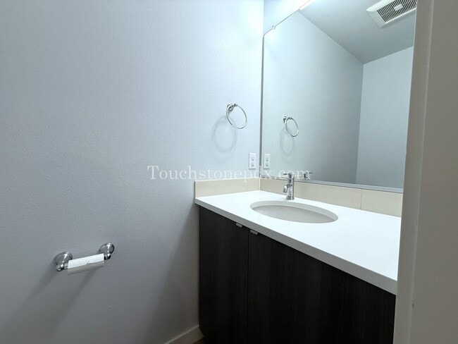 Building Photo - Contemporary 2 Bedroom, 1.5 Bathroom Apartment