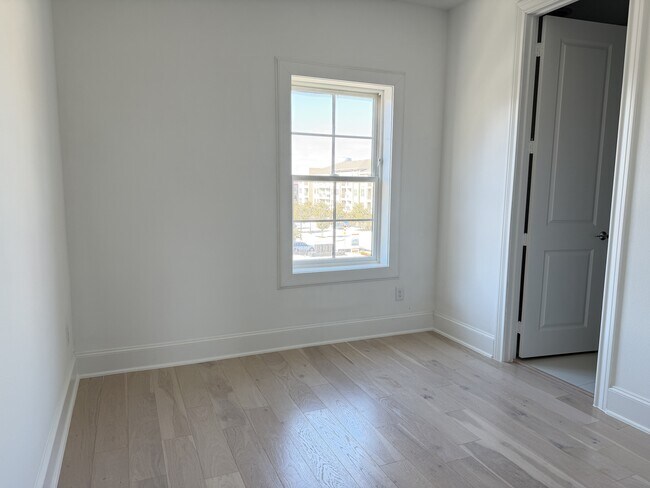 Building Photo - 14963 Magnolia St