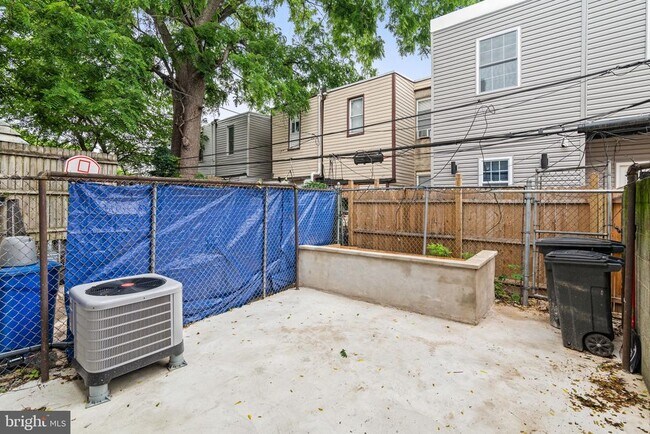 Building Photo - 2151 E Stella St