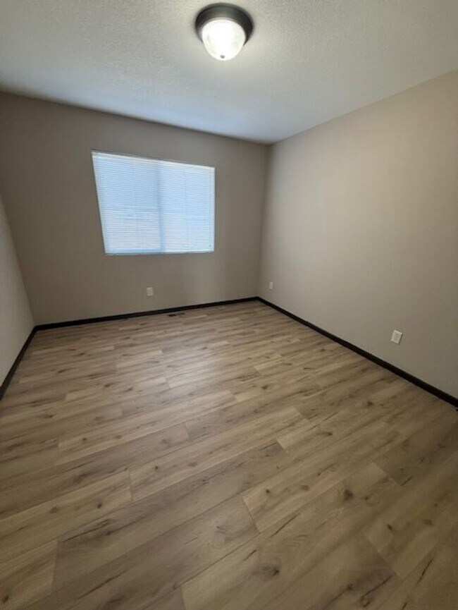 Building Photo - Luxury Townhomes