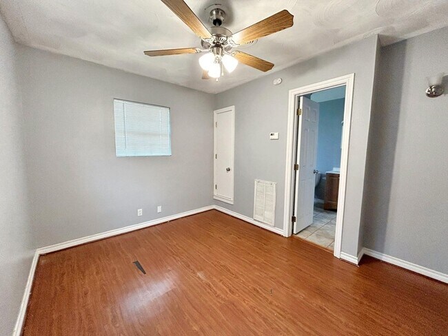 Building Photo - 211 Skyway Dr