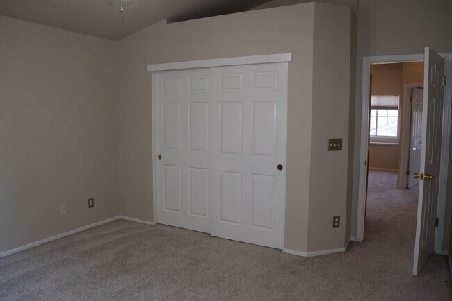 Building Photo - 1608 Poppy Cir
