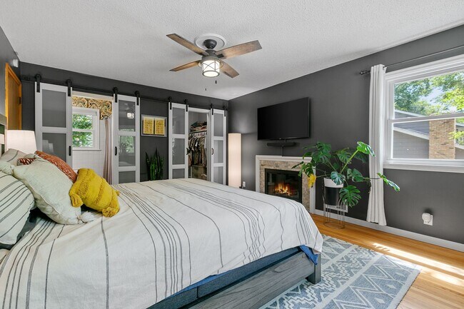 Building Photo - Charming 3 Bedroom Home Golden Valley