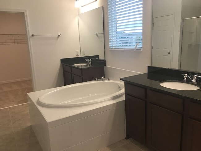 Building Photo - 5 Bedroom at West side Village at Heart of Windermere