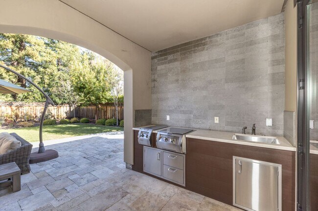 Building Photo - 5 Bed, 4.5 Bath Executive Home w/ Designer...