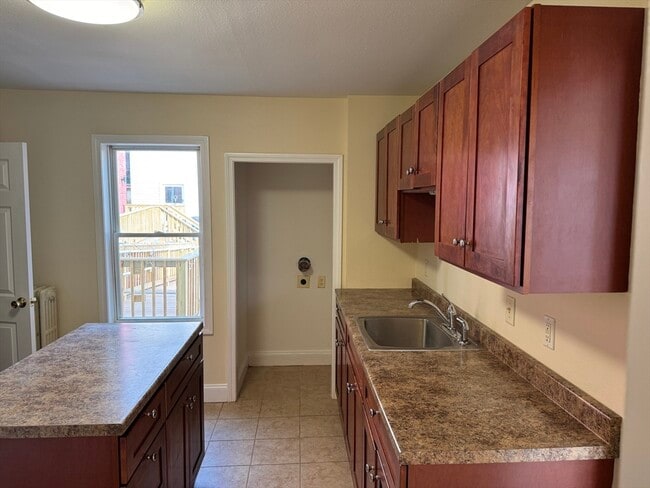 Building Photo - 255 River St