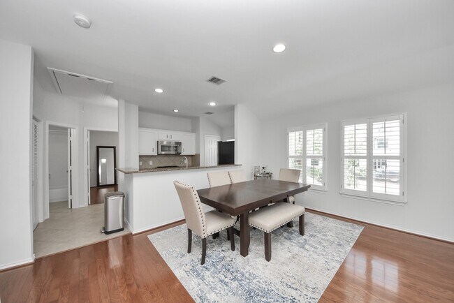 Building Photo - 943 W Heights Hollow Ln