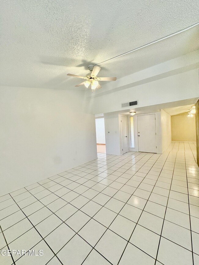 Building Photo - 3425 E Glen Dr