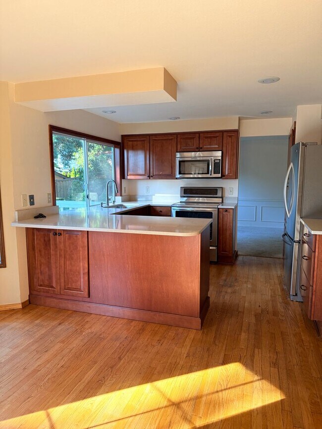 Building Photo - Elegant Bellevue Home for rent