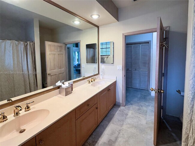 Building Photo - 375 Sabal Way