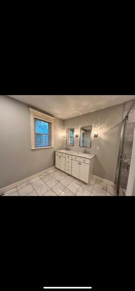 Building Photo - 488 Centre St