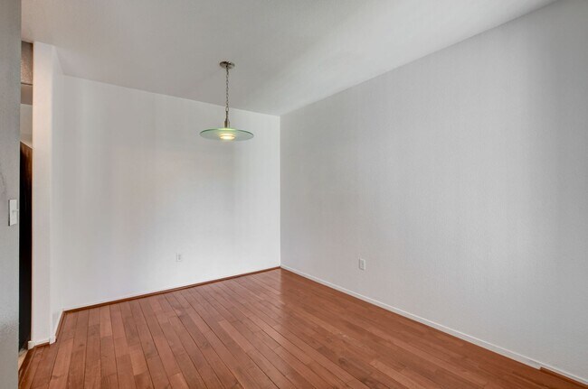 Building Photo - Adorable Southwest condo