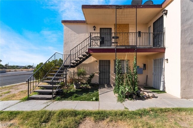 Primary Photo - 833 N Bruce St