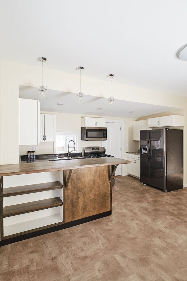 Building Photo - Lincoln