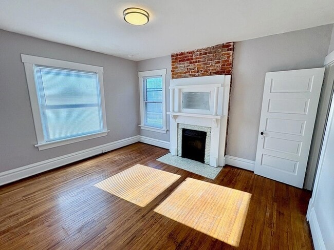 Building Photo - 356 E 20th Ave