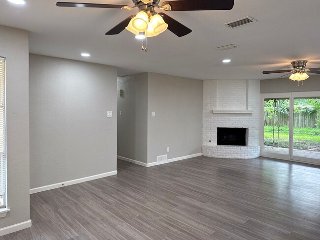 Building Photo - 3 Bedroom / 2 Bath / 2 Car Garage