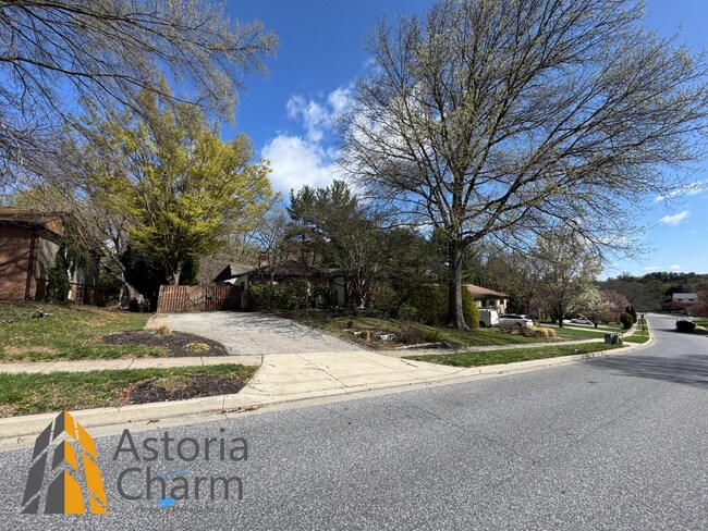 Building Photo - Spacious 5 Bedroom 3 Bath + Den Single Family Detached Home