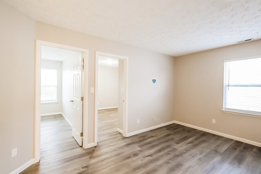 Building Photo - 4439 Connaught Dr E
